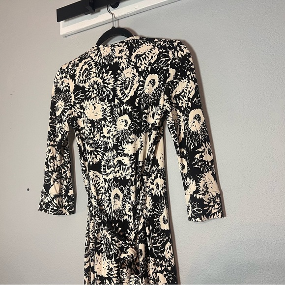 Diane vonFurstenberg Vintage DVF Wrap Dress Silk Floral Black Cream Size 8 - Picture 7 of 10
